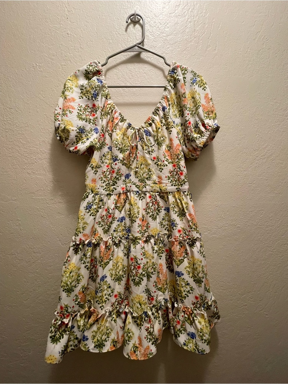 Laundry clothing tag on floral fabric - Picture 3 of 3